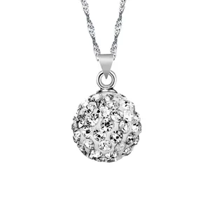 Elegante Detailansicht eines Shamballa-Ballanhängers mit funkelnden Kristallen
