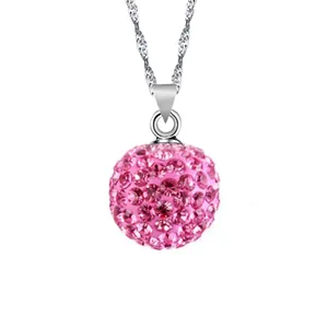 Nahaufnahme eines funkelnden rosa Kristall-Shamballa-Ball-Anhängers an einer Silberkette.