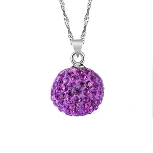 Detaillierte Nahaufnahme des violetten Kristall-Shamballa-Kugelanhängers in Silberoptik.