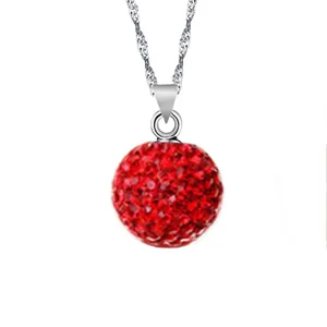 Nahaufnahme eines funkelnden roten Shamballa-Kristallkugel-Anhängers an einer Kette.