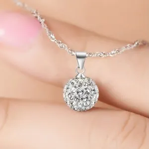 Detailaufnahme eines funkelnden silbernen Shamballa-Ball-Anhängers mit klaren Kristallen