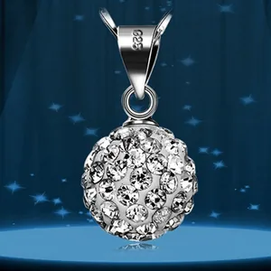 Nahaufnahme eines Shamballa-Kugelanhängers mit S925-Sterlingsilber-Öse