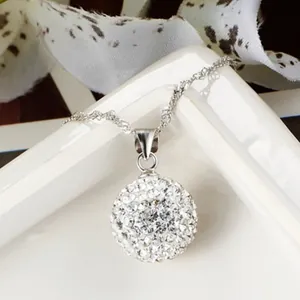 Nahaufnahme der Kristall-Shamballa-Kugelhalskette mit funkelnden klaren Strasssteinen.