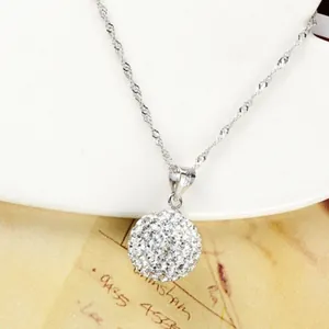Detailansicht einer silbernen Kette mit einem funkelnden Kristall-Shamballa-Kugelanhänger.