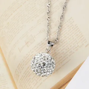 Detailansicht eines Shamballa-Kristallkugel-Anhängers an einer silbernen gedrehten Kette.
