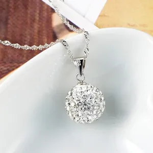 Detailaufnahme der silbernen Shamballa-Kugel-Halskette mit funkelnden Kristallsteinen