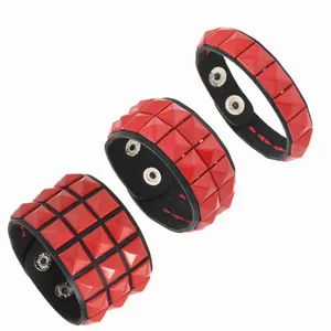 Detailansicht von drei roten Punk-Lederarmbändern mit quadratischen Nieten auf weiß
