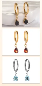 Vue détaillée de trois variantes de boucles d'oreilles créoles en acier et zircon