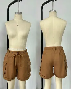 Vue avant et arrière du short cargo marron pour femme avec taille élastique à cordon