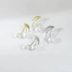 Vue détaillée de boucles d'oreilles cerises baroques avec perles irrégulières.