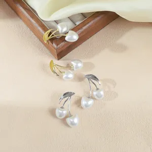 Élégantes boucles d'oreilles cerises baroques avec perles de cœur et feuilles dorées
