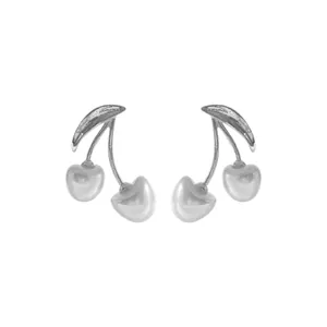 Détail de boucles d'oreilles cerise baroques avec perles irrégulières et tiges argentées