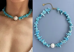 Primo piano di una collana in pietra blu e conchiglia con confronto su foto modello