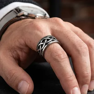 Nahaufnahme eines klassischen geflochtenen Titanstahlrings für Herren im Wikinger-Stil