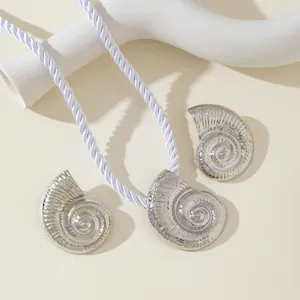 Conjunto de joyas bohemias con collar y pendientes de concha plateada para estilo playa.