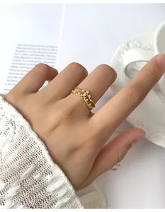 Eleganter S925 Sterling Silber Hohlkrone Ring mit glitzernden klaren Zirkonia Steinen.