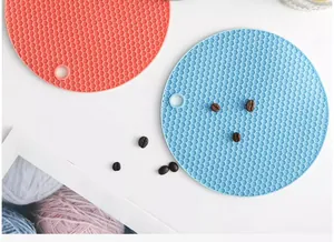 Détail de la texture en nid d'abeille des dessous de plat en silicone résistants à la chaleur