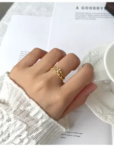 Elegante vergoldete S925 Sterling Silber Krone Ring Detailansicht auf dem Finger