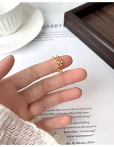 Nahaufnahme eines filigranen Kronenrings aus s925 Silber mit funkelnden Kristallen