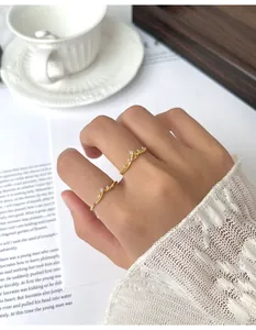 Elegante Nahaufnahme von goldenem Kronenring und Wellenband für Damen-Stapelmode