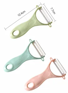 Dettaglio di pelapatate in ceramica in tre colori con indicazioni di misura.