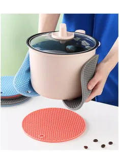Détail du tapis en silicone résistant à la chaleur avec motif en nid d'abeille et support