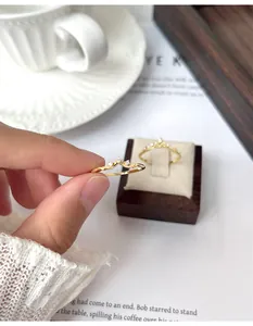 Detailaufnahme eines eleganten Goldkronenrings mit funkelnden Steinen in edler Optik
