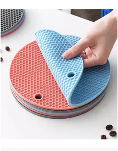 Détail du tapis isolant en silicone souple nid d'abeille montrant texture et douceur
