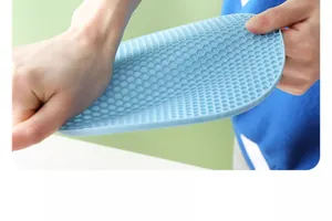 Gros plan montrant la grande flexibilité et la texture d'un tapis de table en silicone bleu
