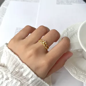 Eleganter S925 Sterlingsilber Hohlkronenring mit funkelnden kleinen Kristallen am Finger.