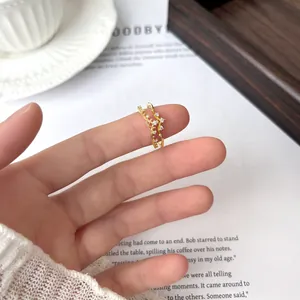 Eleganter S925 Sterling Silber Hohlkrone Ring für Damen im japanischen Stacking-Stil.