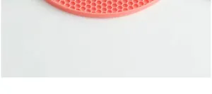 Gros plan détaillé montrant la texture en nid d'abeille du tapis isolant en silicone rose