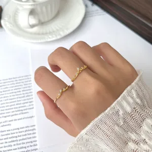Elegantes S925 Sterlingsilber vergoldetes Kronenring-Set am Modell für Damen