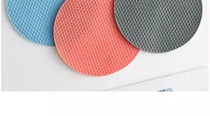 Gros plan sur la texture en nid d'abeille des dessous de plat en silicone