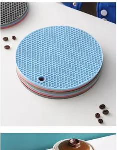 Dessous de plat en silicone alvéolé pour l'isolation thermique et la protection de cuisine