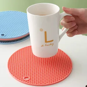 Tapis isolant en silicone rose corail antidérapant avec motif nid d'abeille moderne