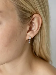 Vue détaillée de créoles fleur de prunier en argent s925 avec zircons brillants