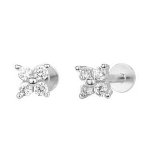 S925 Sterling Silber Kleeblatt-Ohrstecker mit funkelnden Zirkonia und flachem Rücken.