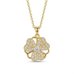 Elegante collar con colgante de flor de tres hojas en oro con micro-pavé de circonitas.