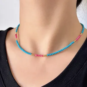 Vista ravvicinata che mostra i dettagli di una collana di perle di cristallo colorate su modella
