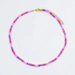 Collana di perle in pietra naturale colorata con chiusura in acciaio placcato oro