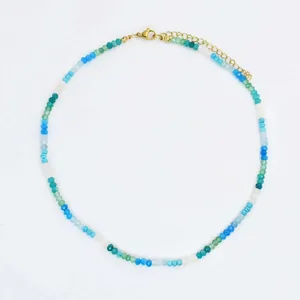 Collana fatta a mano in pietre naturali colorate con cristalli blu e verdi brillanti