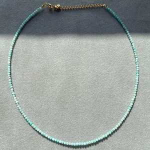 Elegante collana sottile in perle di pietra naturale con catena regolabile placcata oro 18k