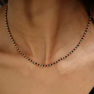 Vista dettagliata di una delicata collana di perline di cristallo multicolore placcata oro 18k.