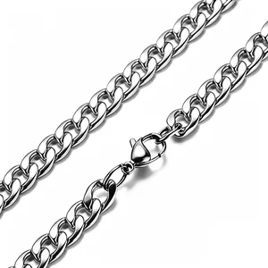 Détail d'un collier chaîne gourmette en acier inoxydable argenté avec fermoir mousqueton