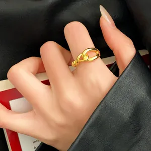 Elegante anello minimalista in acciaio inossidabile a forma di nodo in finitura oro