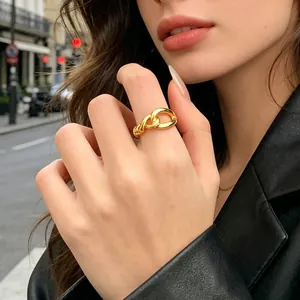 Anello nodo minimalista in acciaio inossidabile dorato indossato su dito di modella
