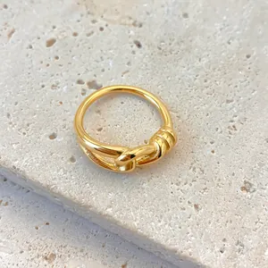 Anello a nodo minimalista in acciaio inossidabile placcato oro 18k su pietra naturale