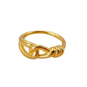 Elegante anello in acciaio inossidabile placcato oro con design a nodo per donne