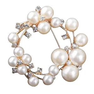 Elegante broche circular dorado decorado con perlas blancas artificiales y strass claro